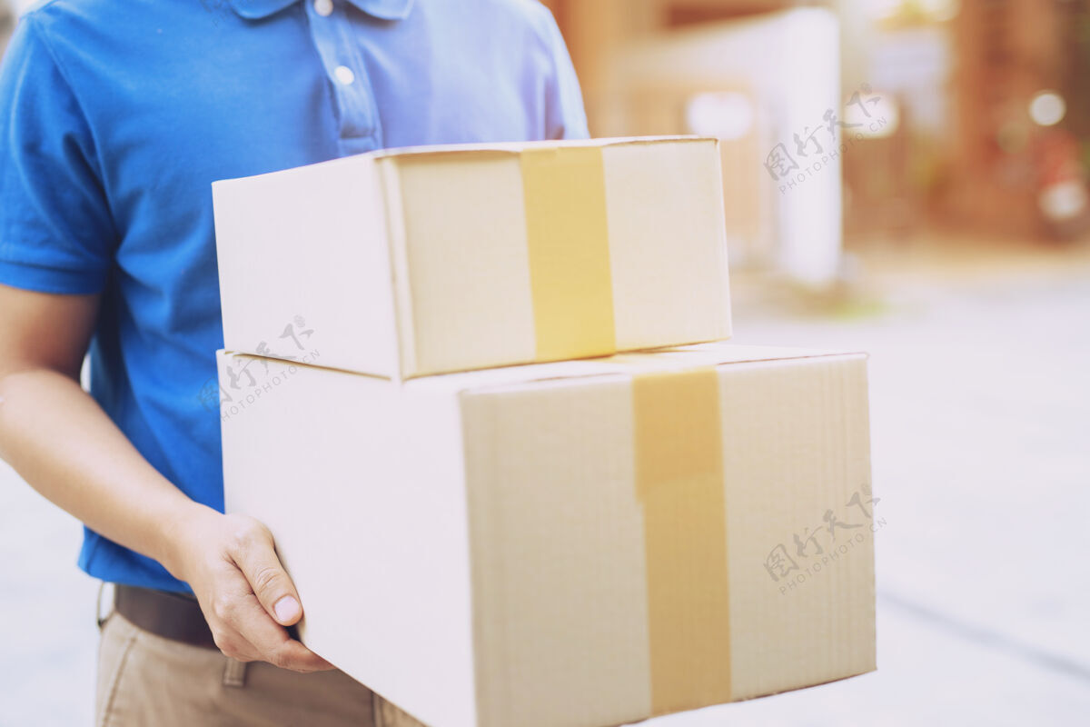 箱子包裹投递员把包裹通过服务送到首页.寄售客户接受送货员送的箱子发货工人邮政
