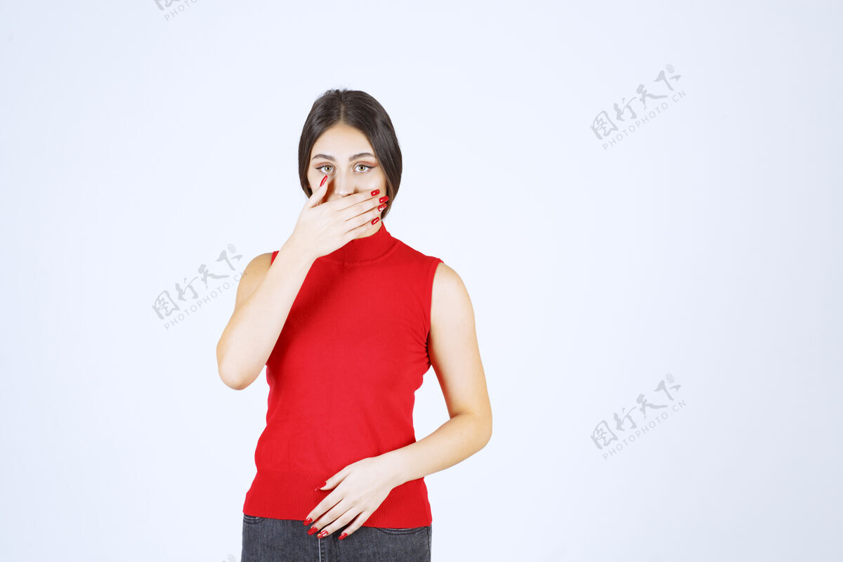 成人穿红衬衫的女孩指着自己的嘴 要求安静无语工人安静