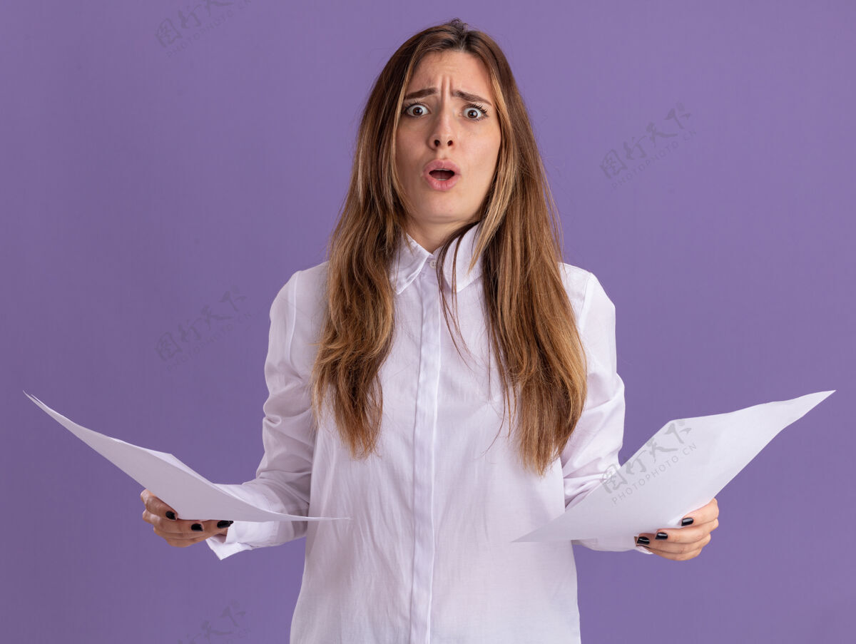 抱着焦虑的年轻漂亮白人女孩拿着纸纸紫色漂亮