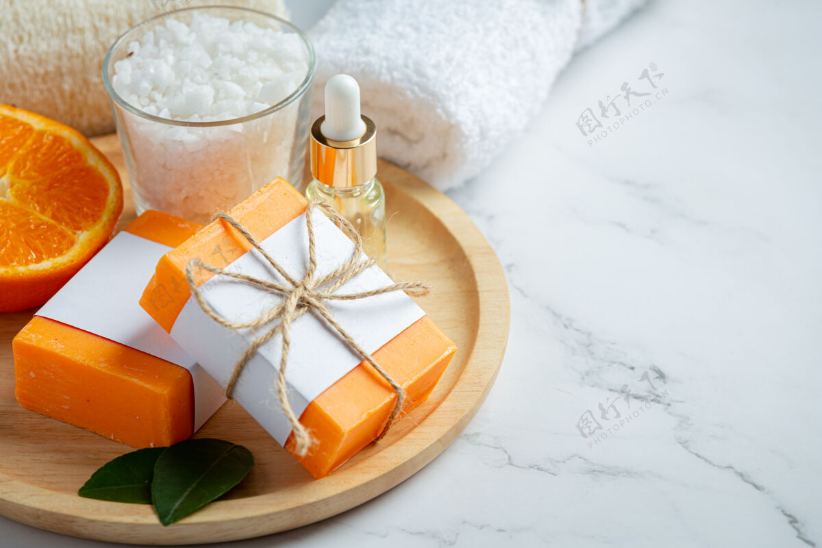 治疗橙色肥皂和新鲜的橙色大理石背景芳香疗法橘子皮肤护理