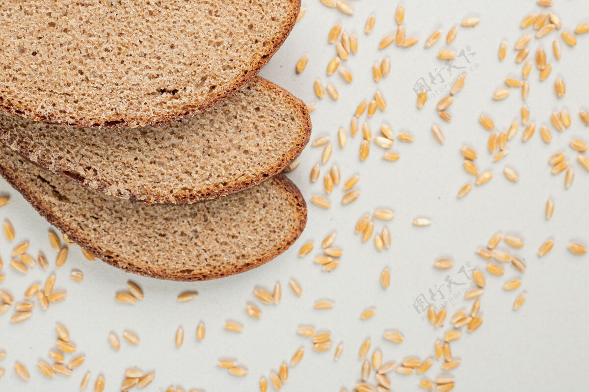 饮食新鲜的自制烤切片面包隔离在米色表面健康美味新鲜