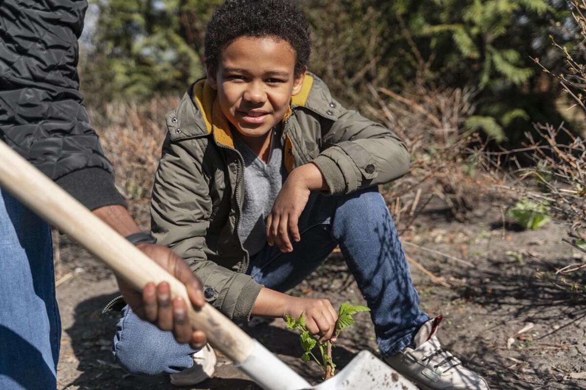 自然学习种树的男孩活动种植培育