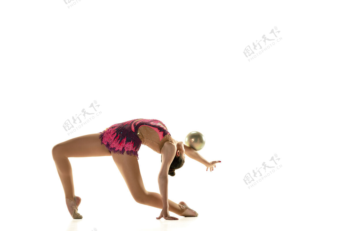 运动年轻柔韧的女孩孤立在白色的背景下十几岁的女模特作为一个艺术体操艺术家练习设备青少年姿势健康