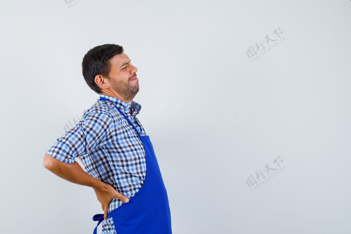 衬衫穿着蓝色围裙和衬衫的年轻男厨师厨师年轻男士