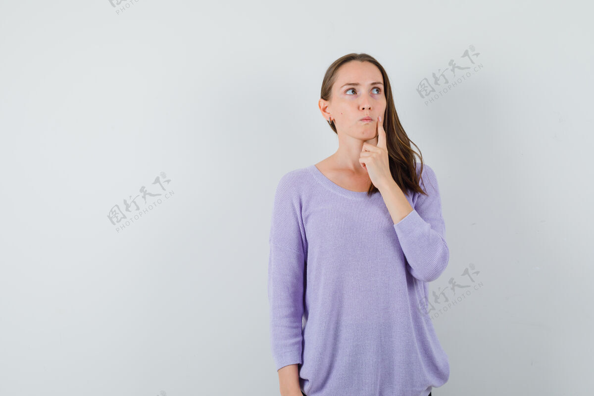 离开年轻的女性穿着淡紫色的衬衫 看着远处 若有所思前视图头发时尚漂亮