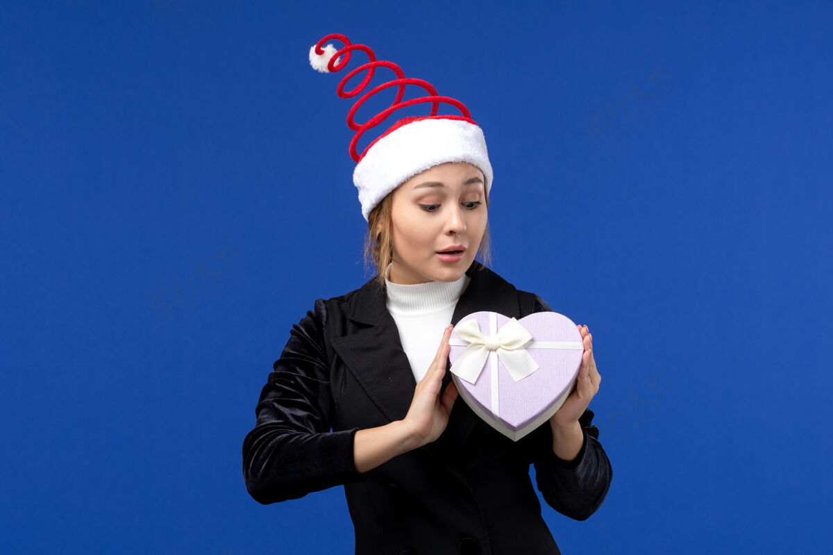 头盔正面图：年轻女士 蓝色墙上有心形礼物新年礼物工人建筑师成人