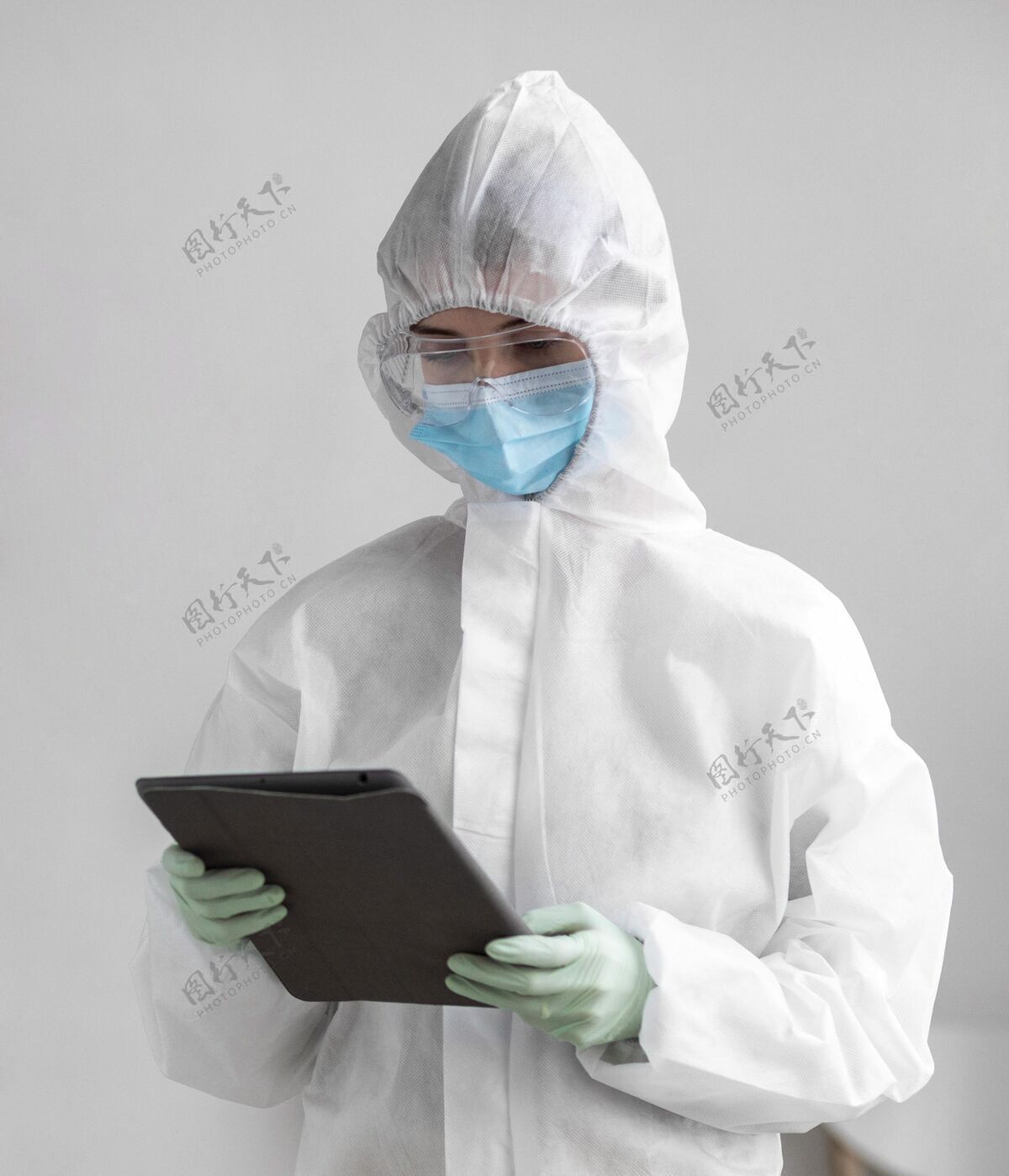防护服穿防护服的人看着平板电脑防护服生物危害预防