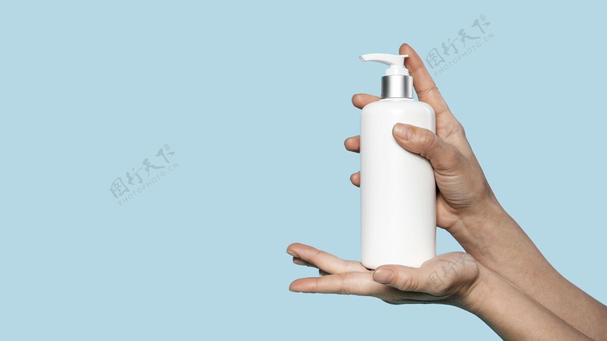 卫生一个人拿着一瓶肥皂液 有复印空间洗手预防个人