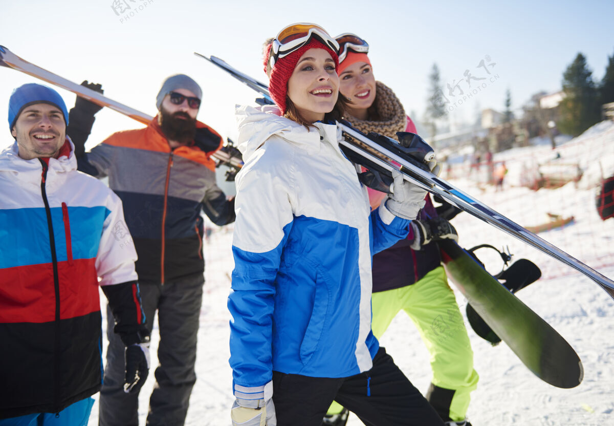 结合朋友们在山上享受旅行在移动户外滑雪服