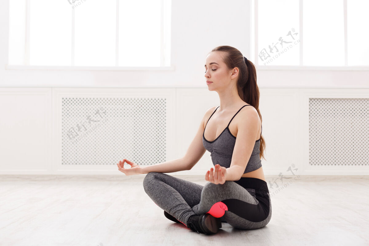 健康瑜伽在家的女人做莲花姿势心理健康肖像姿势