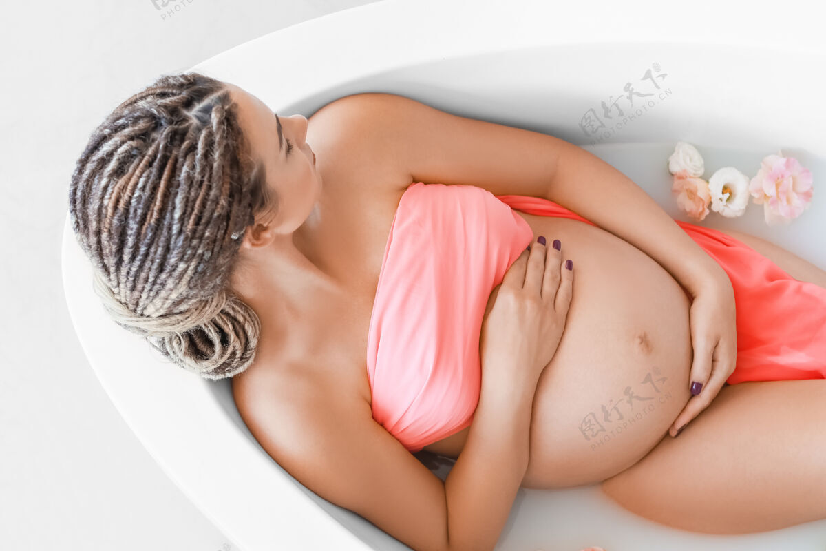 人美丽的孕妇在家洗澡可怕的锁分娩产妇