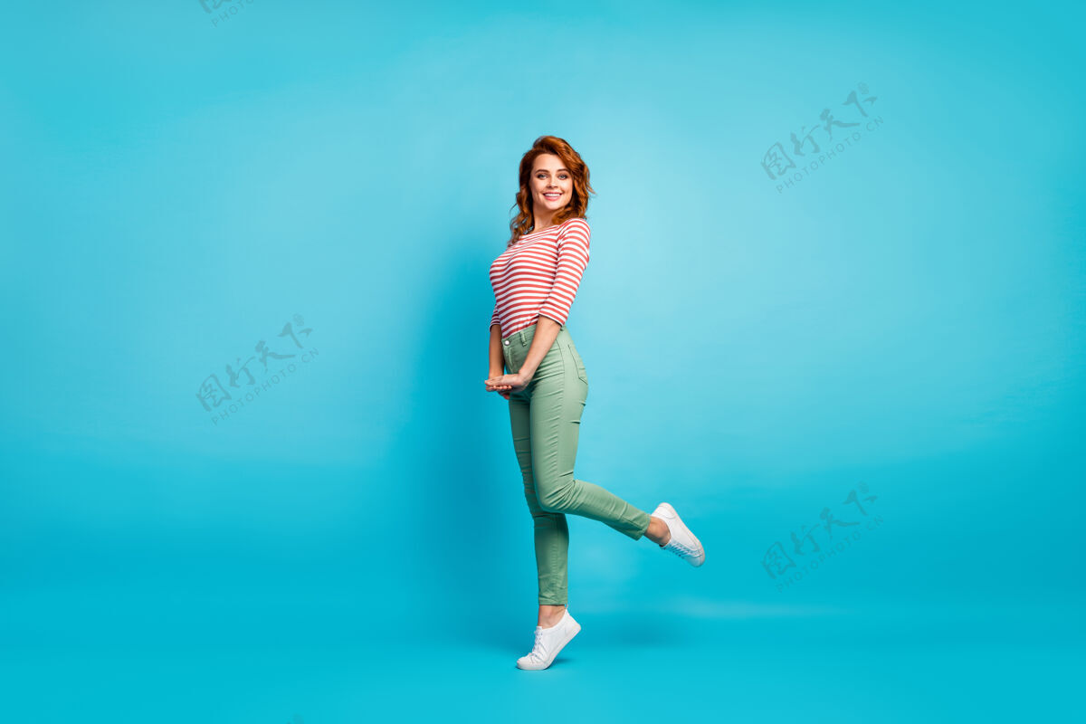 女性美女长相照享受春暖花开出国旅游穿休闲红白衬衫绿裤子鞋隔离蓝色有趣好衬衫