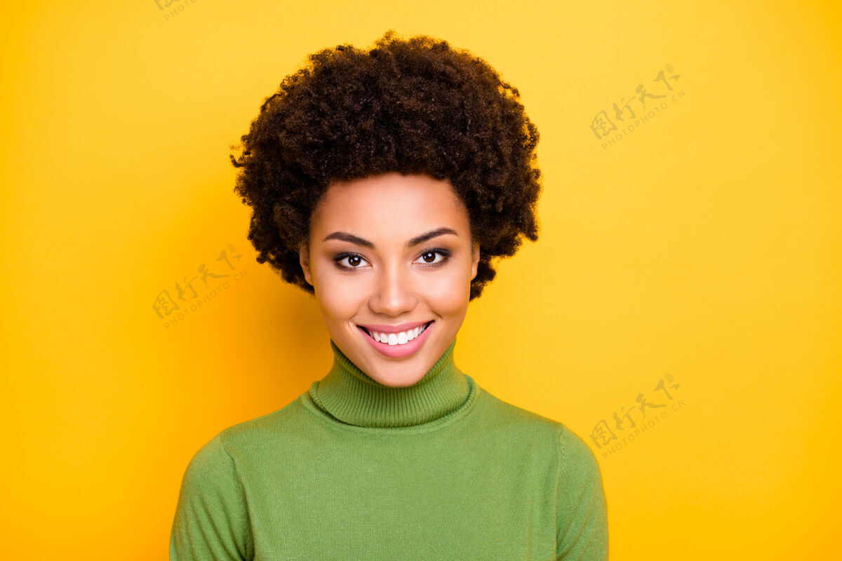 非洲开朗 积极 可爱 漂亮 好女人的特写照片 微笑着看着你漂亮年轻可爱