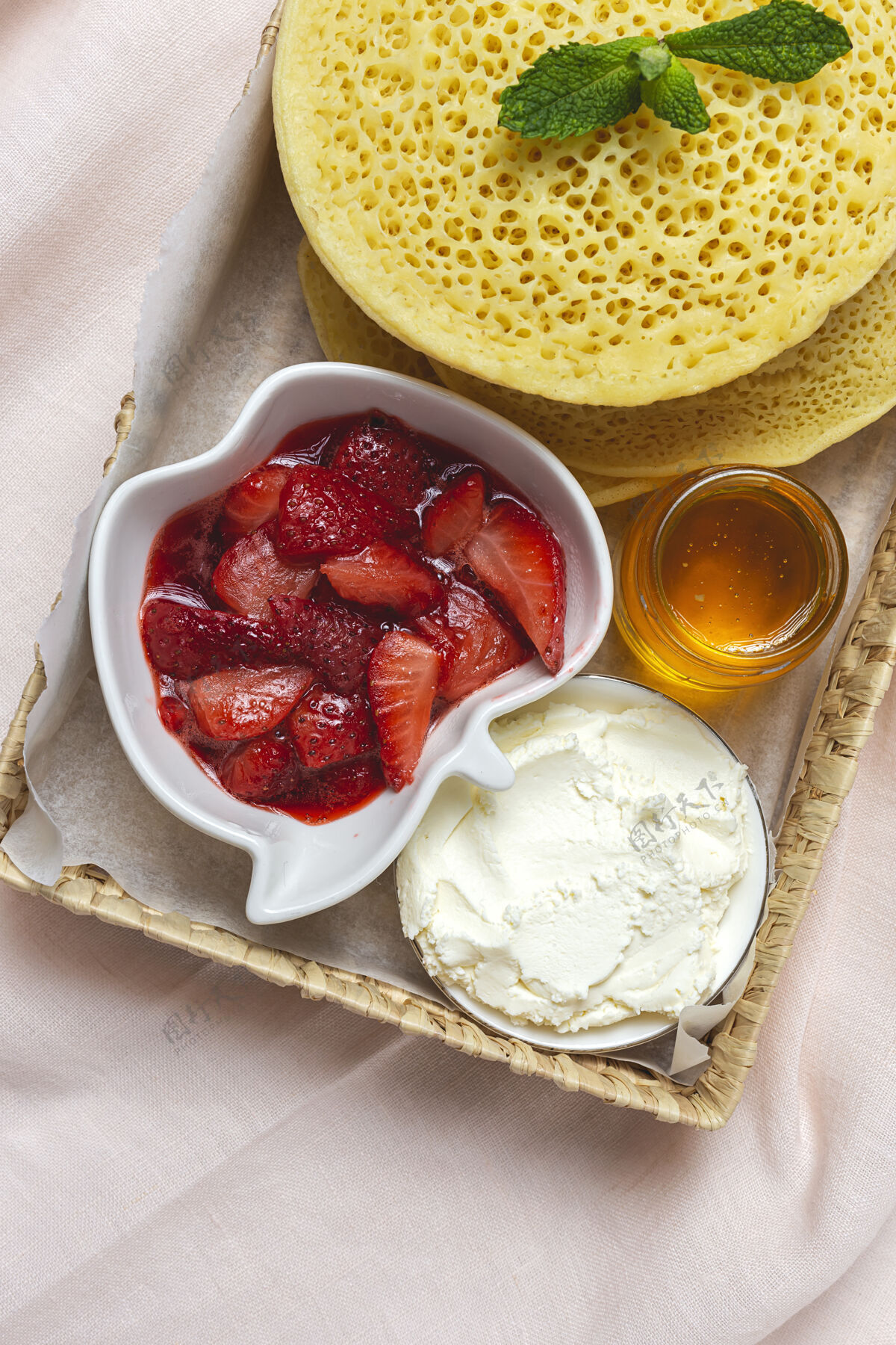 早餐用蜂蜜 草莓和薄荷自制的摩洛哥传统面包上面的摩洛哥煎饼阿拉伯语草莓正餐