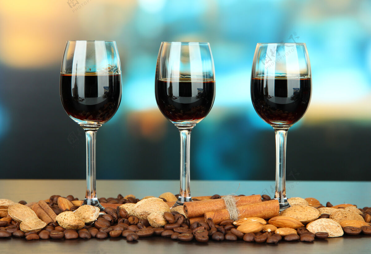 利口酒一杯加杏仁和咖啡的酒透明清凉玻璃杯