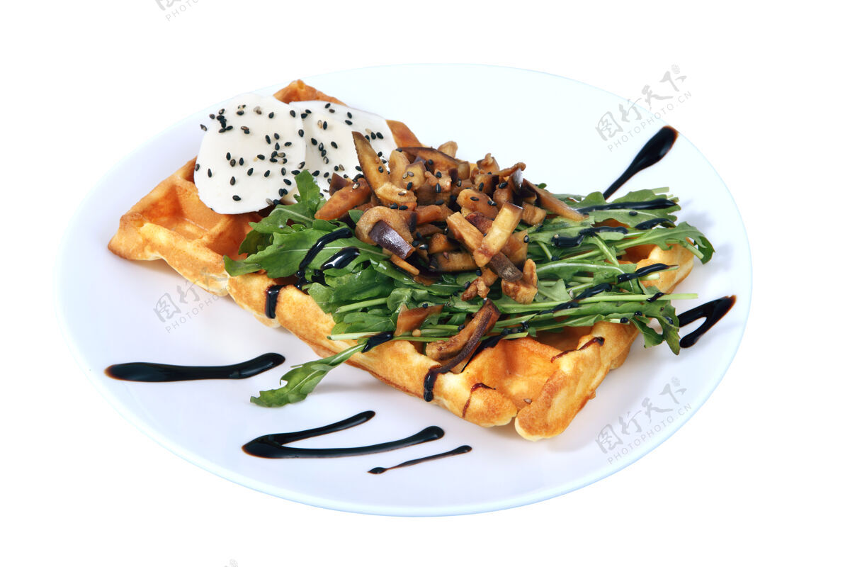 烘焙比利时华夫饼配面包片 蔬菜和奶酪 白色背景上的独立图像食品盘子华夫饼