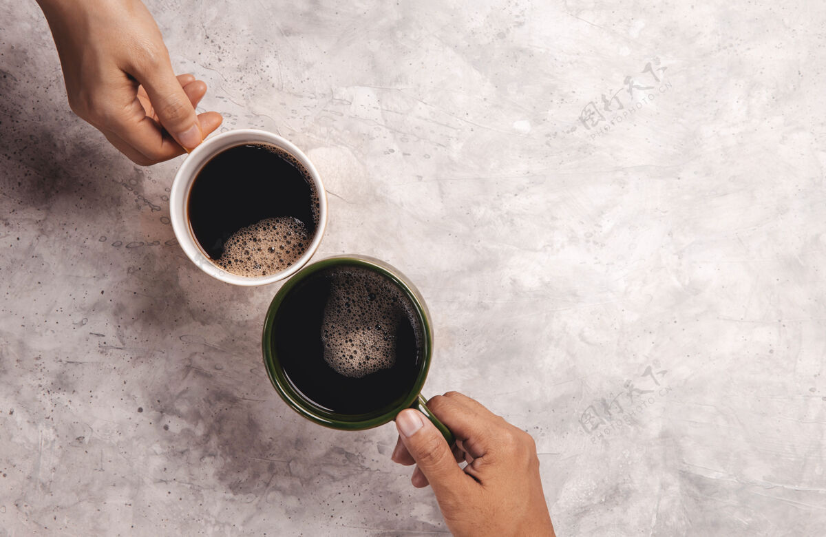 庆祝晨饮概念一对或两个朋友拿着一杯咖啡在咖啡馆或餐厅欢呼饮料人混凝土