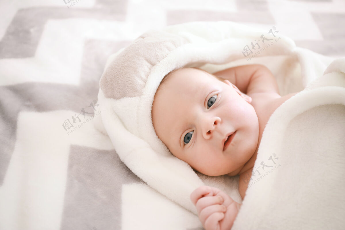 肖像可爱的小宝宝躺在床上宝贝天真孩子