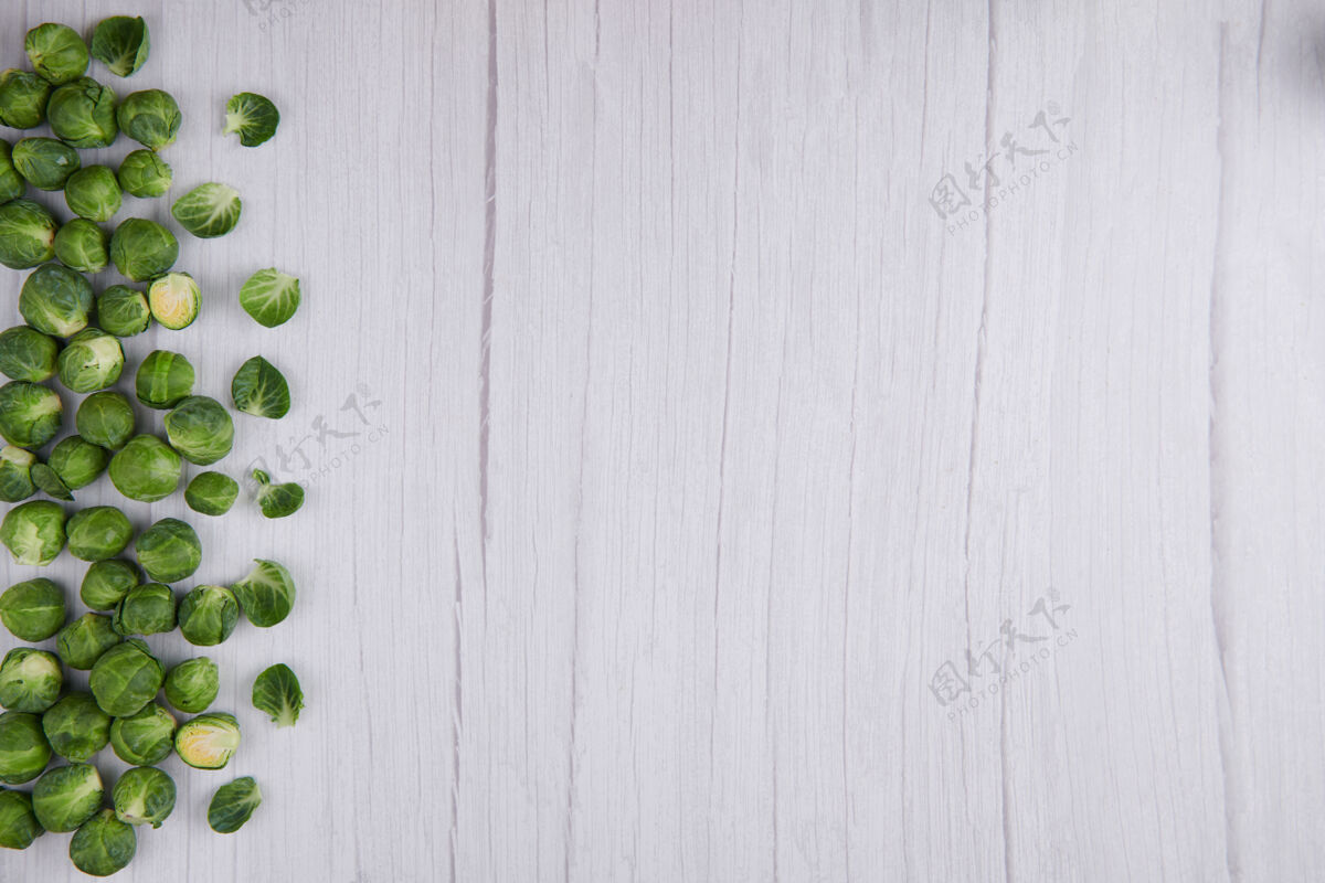 堆布吕塞尔发芽在质朴的木头纹理顶视图芽苗菜饮食营养