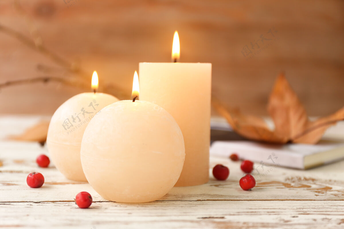 浪漫在白色的木桌上点燃蜡烛光泽时尚不同