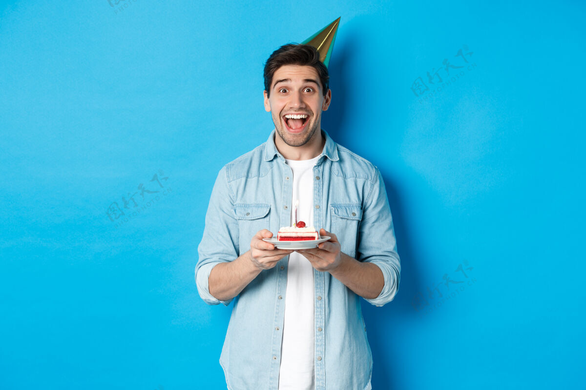 情感快乐的年轻人戴着派对帽庆祝生日男人手势男性