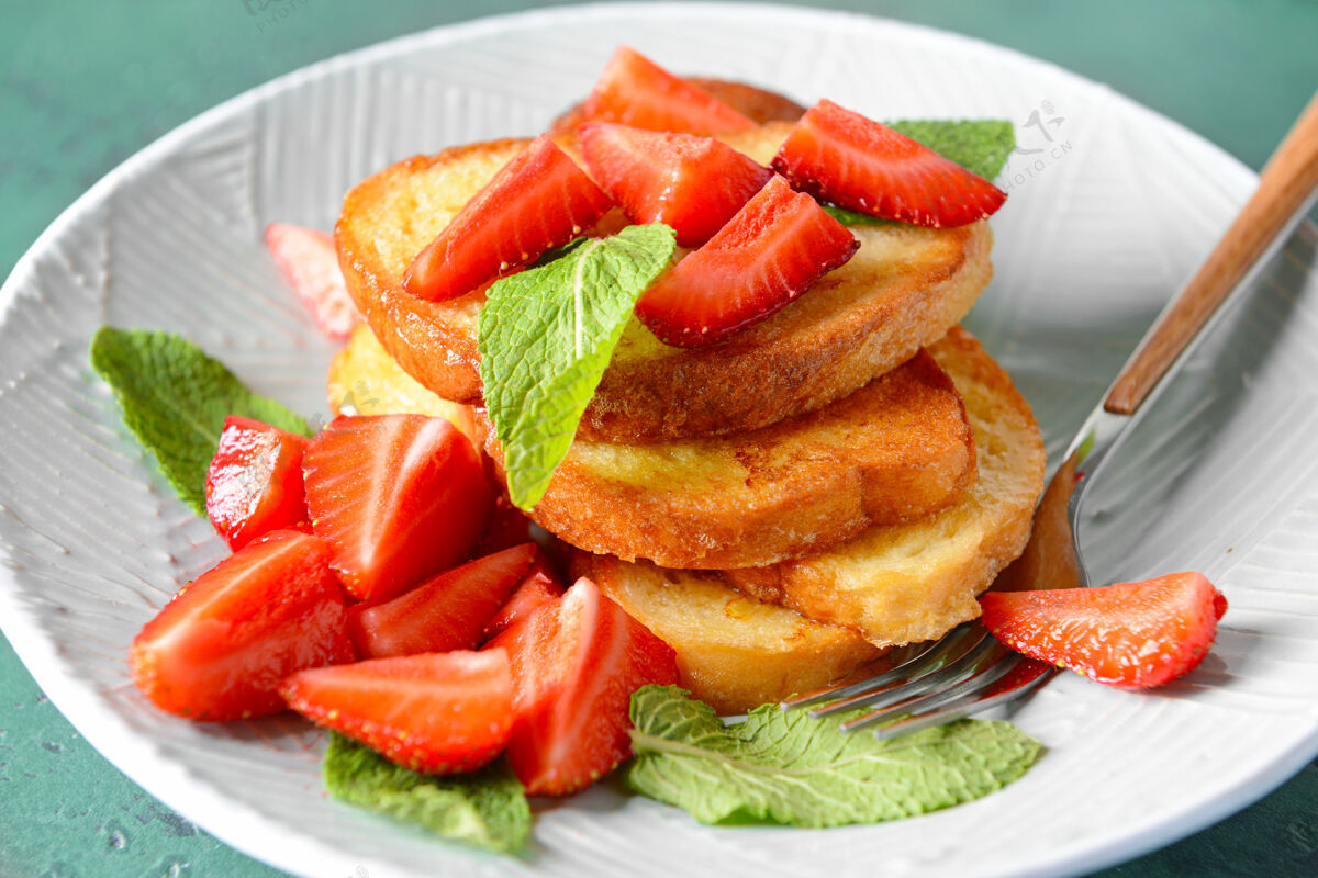 经典美味的法式烤面包和草莓在盘子里 特写镜头切片薄荷堆栈