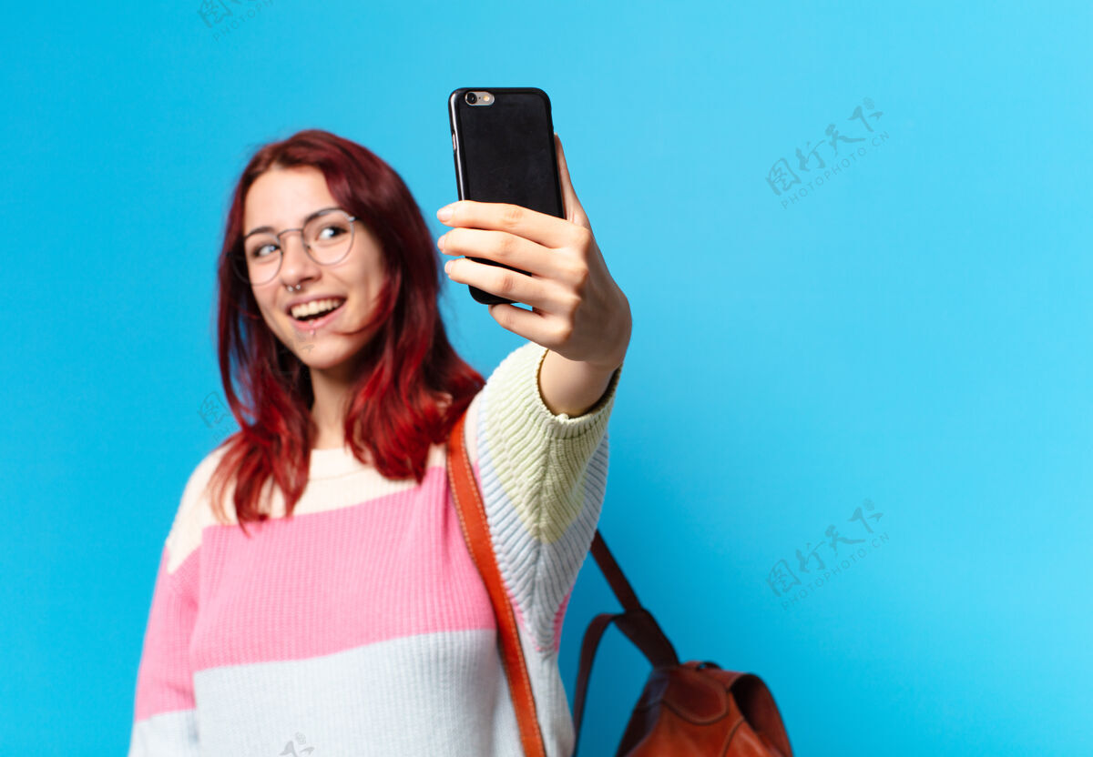 应用程序一个女学生在用她的手机展示屏幕学校