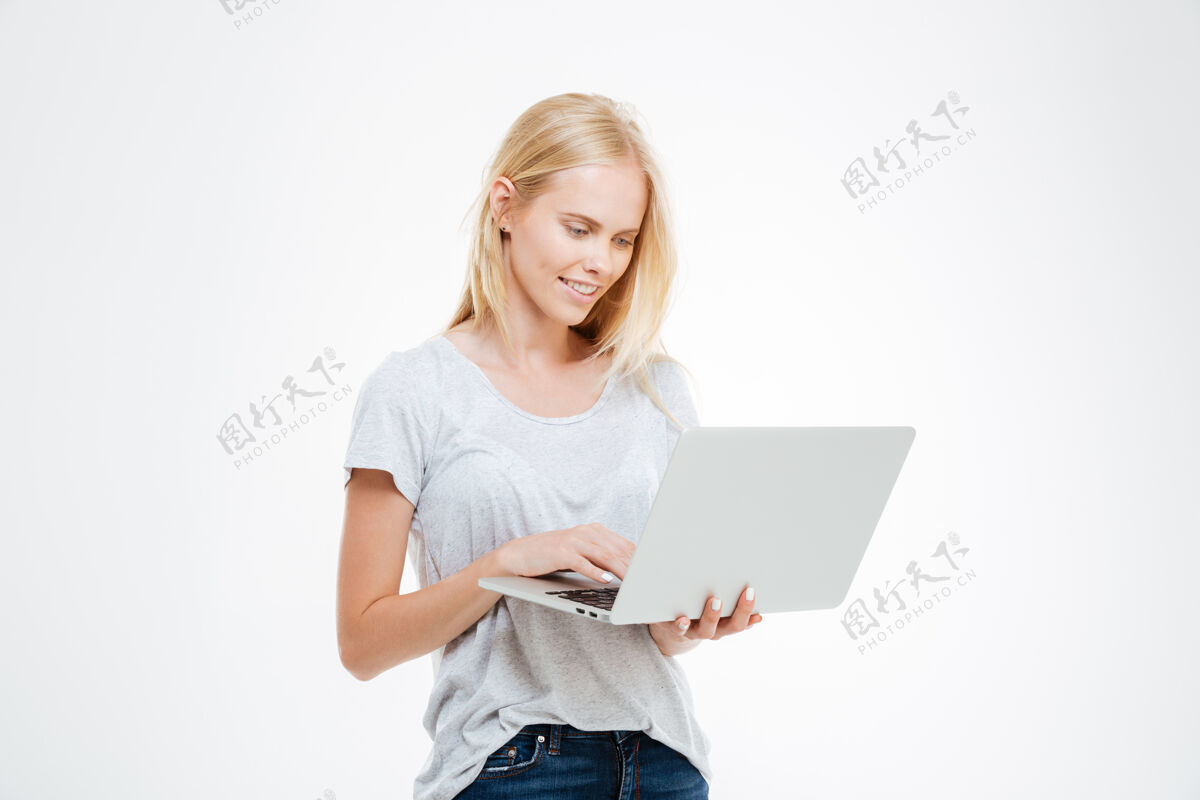 微笑一个快乐的女人用笔记本电脑在白色背景上隔离的肖像人便携式休闲
