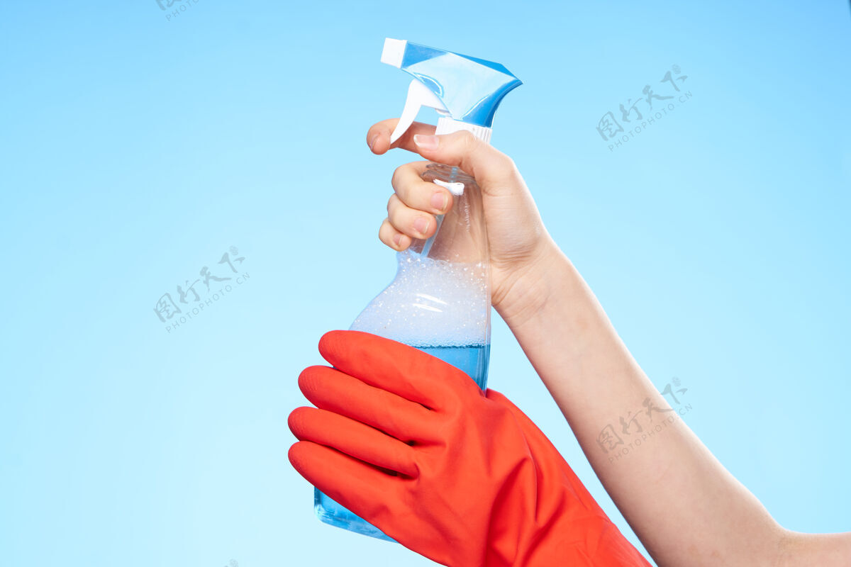 持有手橡胶手套用洗涤剂清洗工作喷雾家务业务