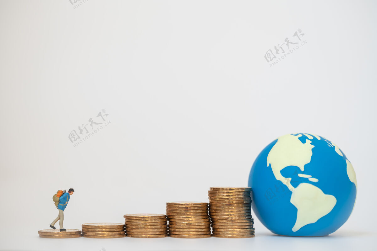 旅行者全球商务旅行和储蓄概念旅行者微型背包行走在一堆金币与迷你世界球计划安全收入