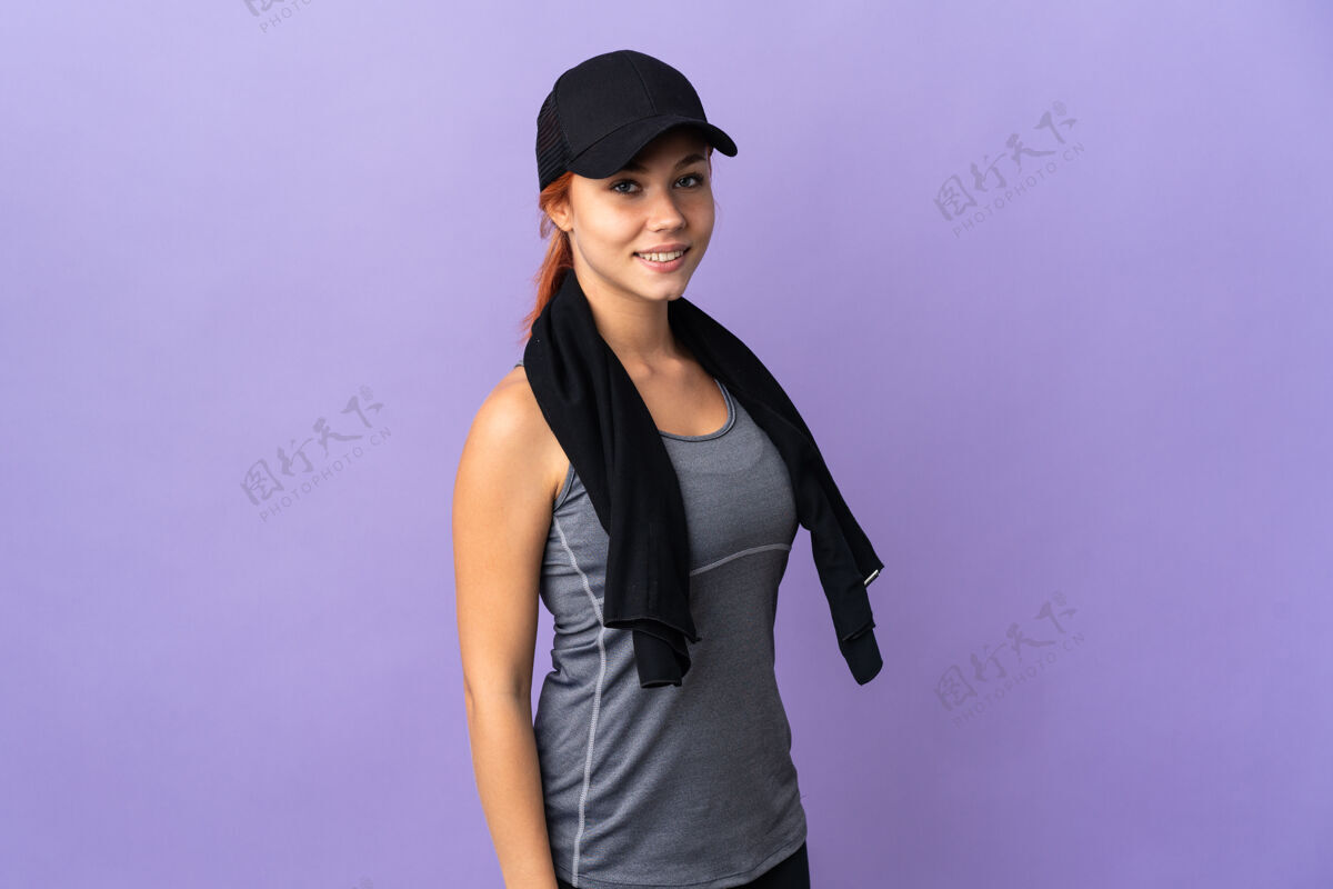 酷俄罗斯女人用运动毛巾隔离在紫色上紫色漂亮女性