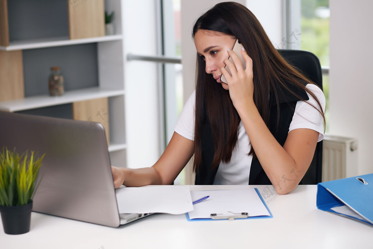 成功年轻快乐的女商人在办公室里 工作在笔记本电脑上女人女人女人