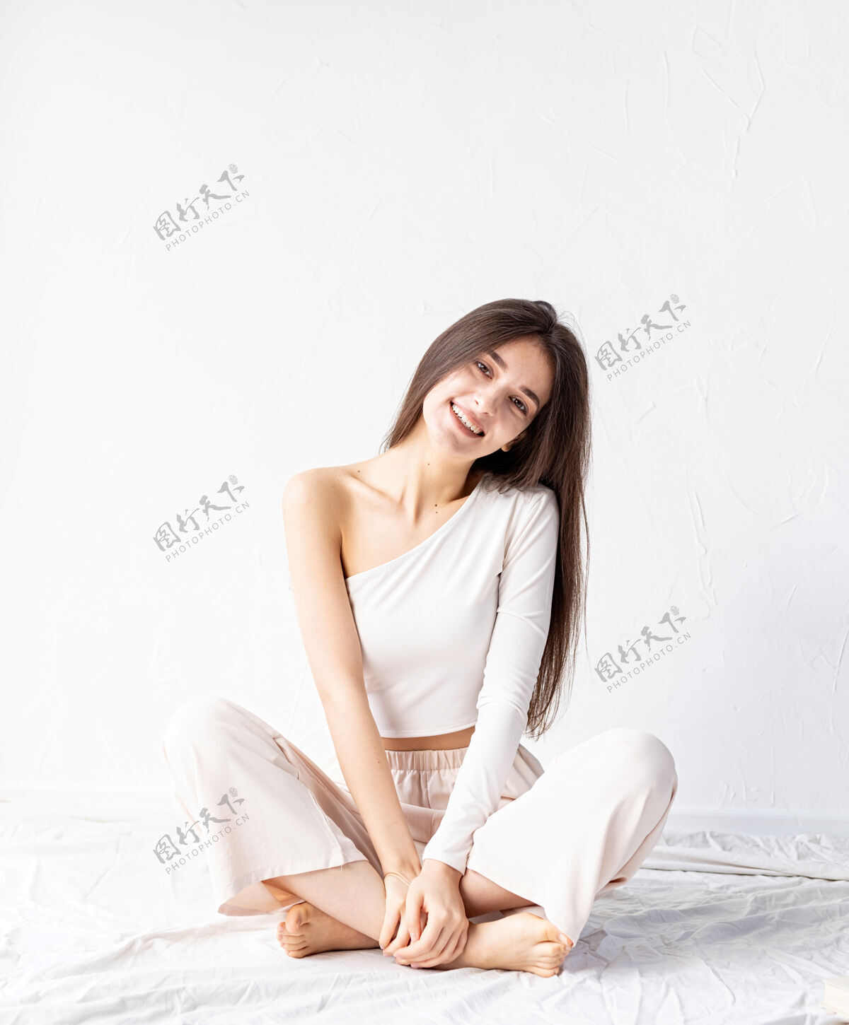 女人轻盈透气穿着白色舒适衣服坐在地板上的美女肖像积极年轻模型