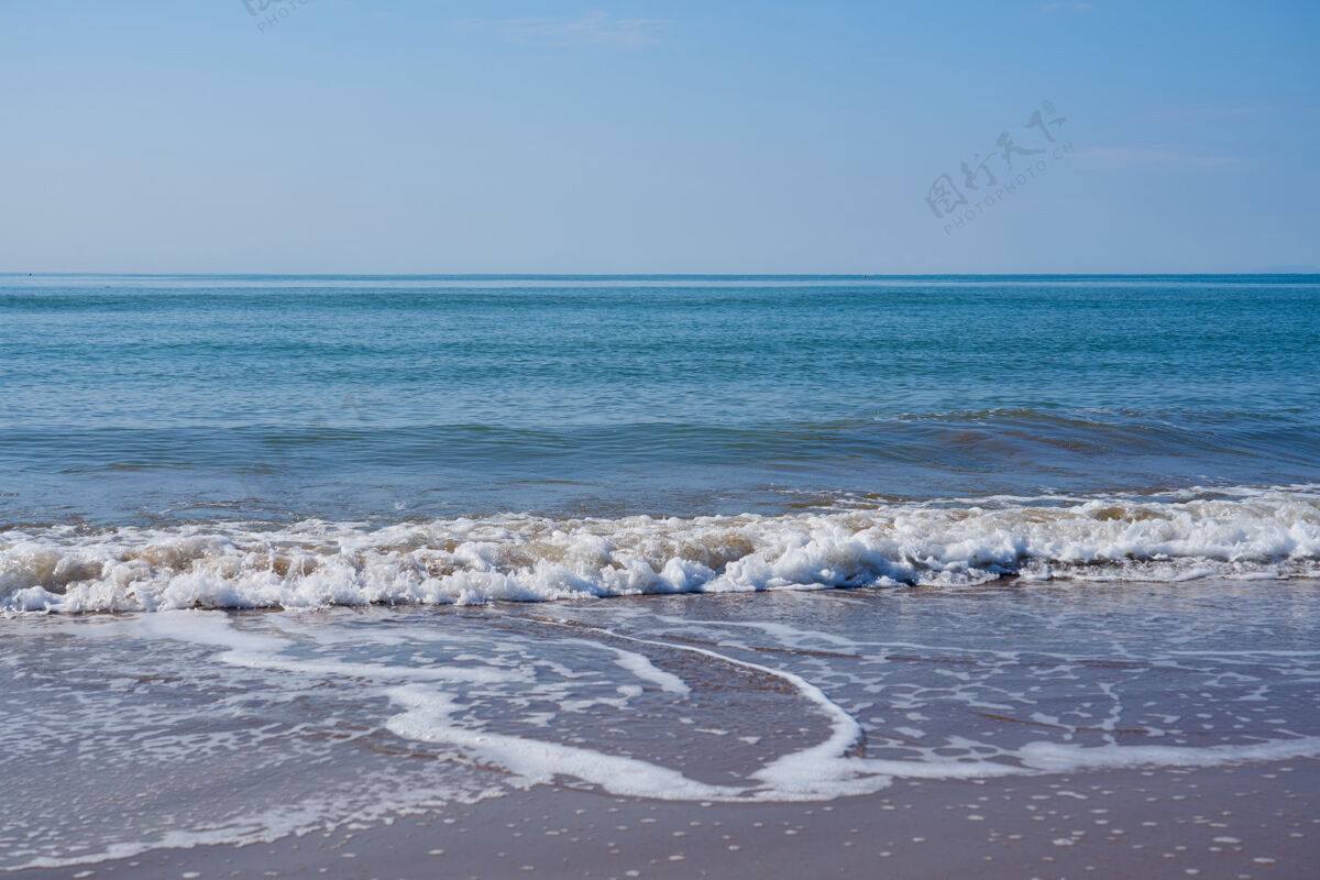 海浪地中海沙滩上的浪花带着泡沫越过地平线夏天天空季节