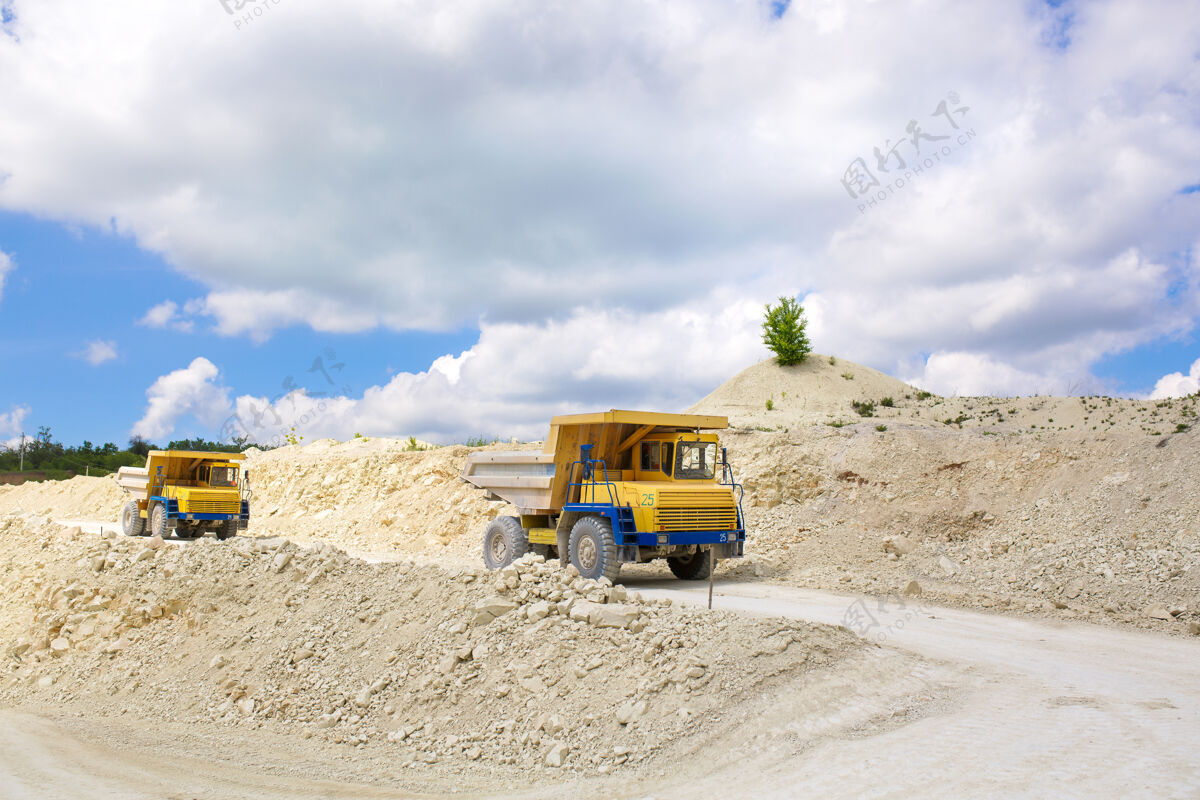 卡车一辆装满岩石的大型采石场自卸卡车石材工业钻石