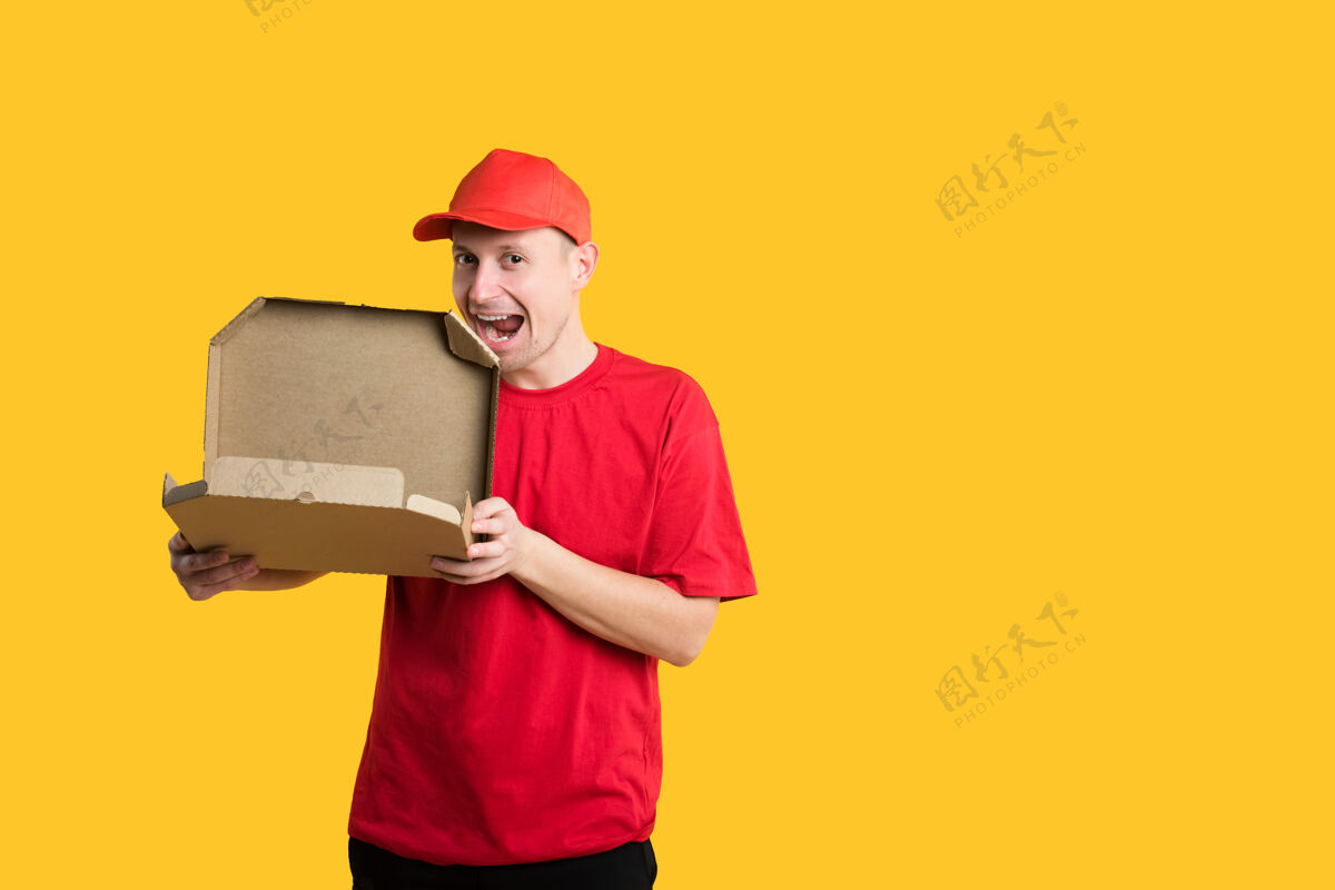 快乐穿着红色制服和黄色盒子的快乐送货员工人男人年轻人