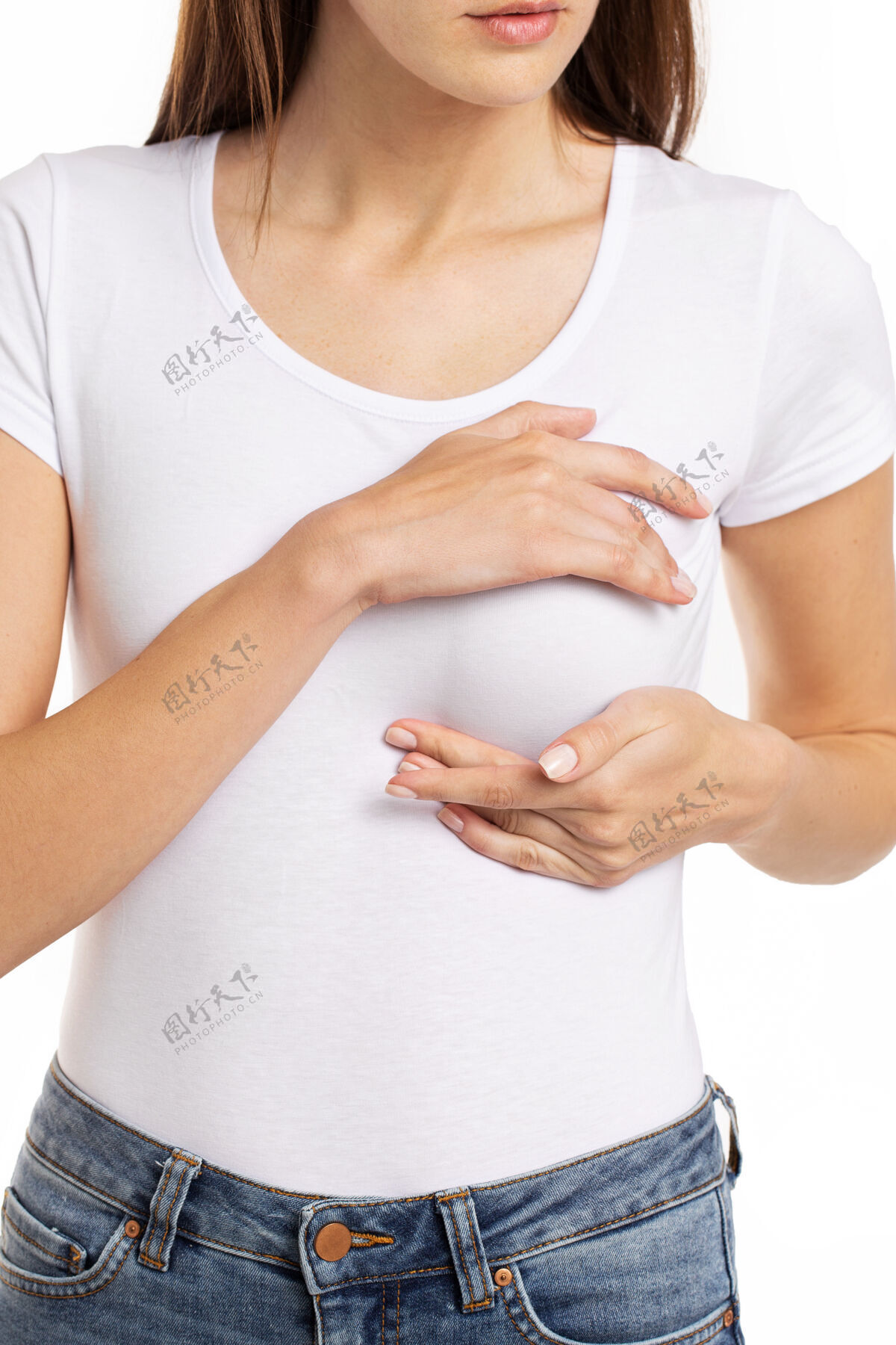 身体女人用手在灰色背景下检查乳房肿块是否有乳腺癌的迹象医疗保健概念高质量的照片解剖学女人病人