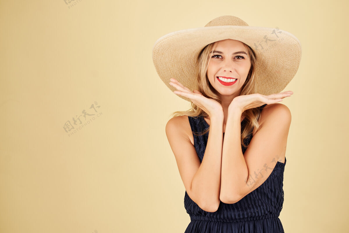 快乐戴着宽边草帽微笑的年轻女子的画像成人积极的情绪魅力