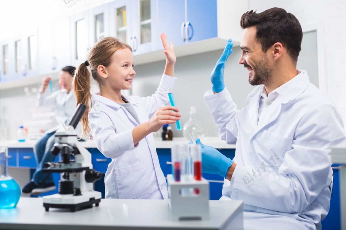 测试杰出的工作专业胡须男在交换高五的同时 协助小女孩做实验室内的技能化学
