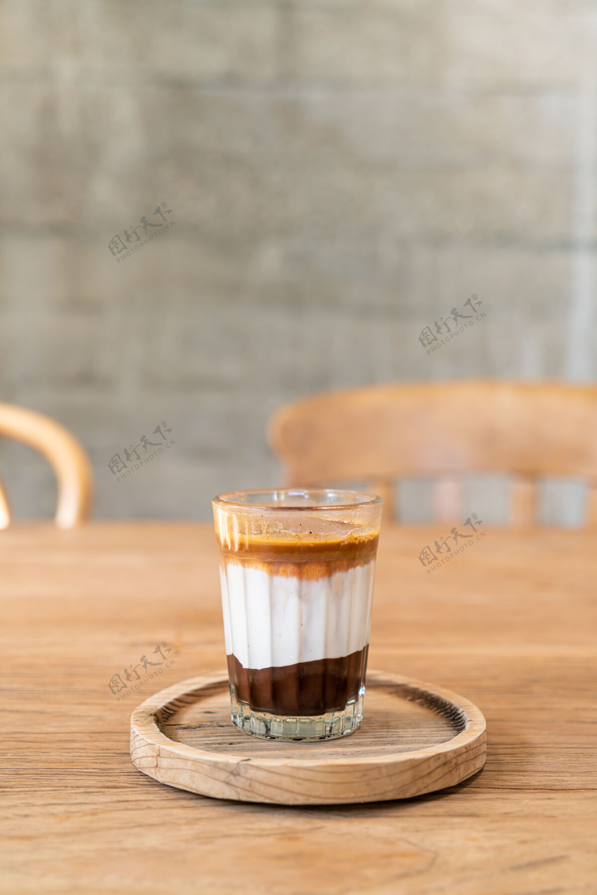 美味咖啡厅咖啡厅提供双人脏咖啡杯（加牛奶和巧克力的浓缩咖啡）早餐可可冷