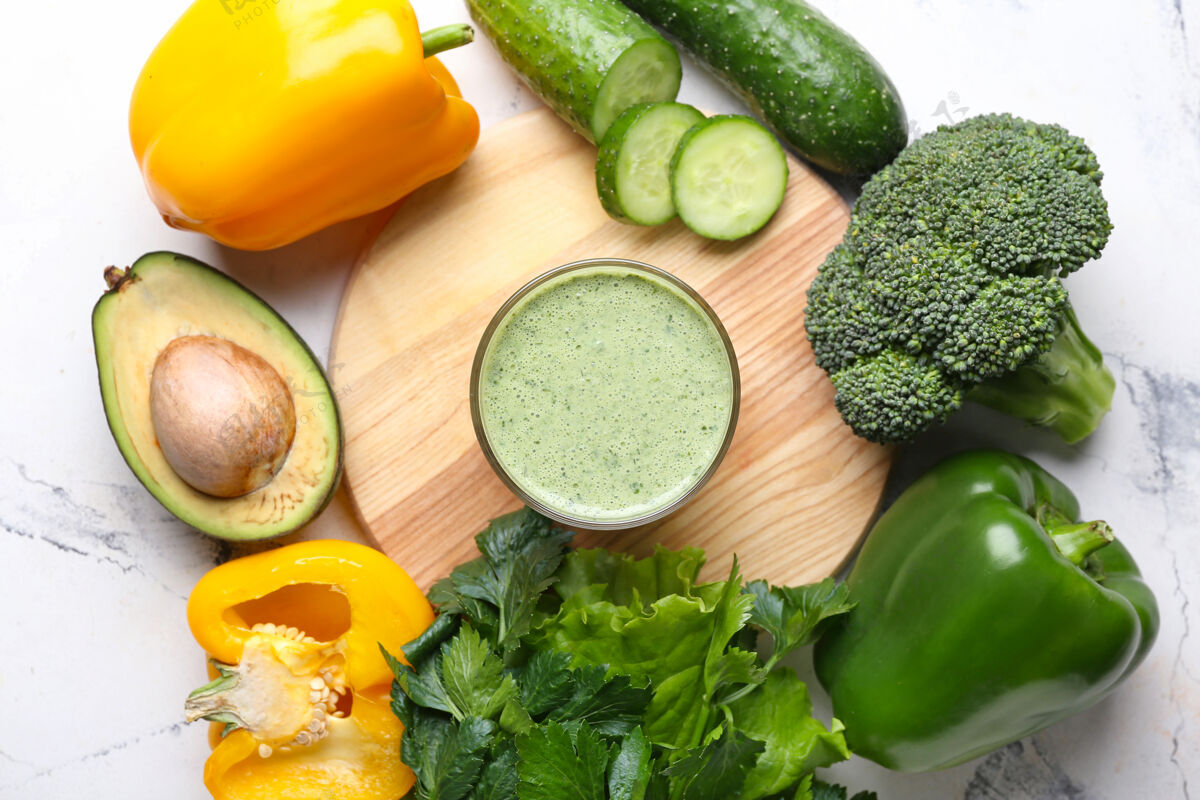 营养用新鲜的冰沙和蔬菜做成的镜框放在光面上贝尔健康饮料
