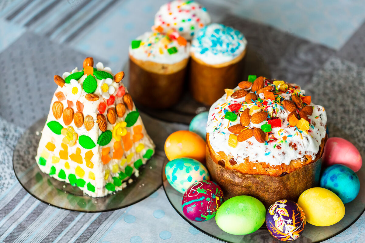 复活节蛋糕传统的复活节餐桌上有自制的复活节蛋糕和彩蛋颜色甜点食物