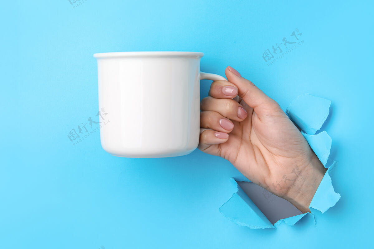 产品把杯子放在彩色表面上营销饮料茶杯