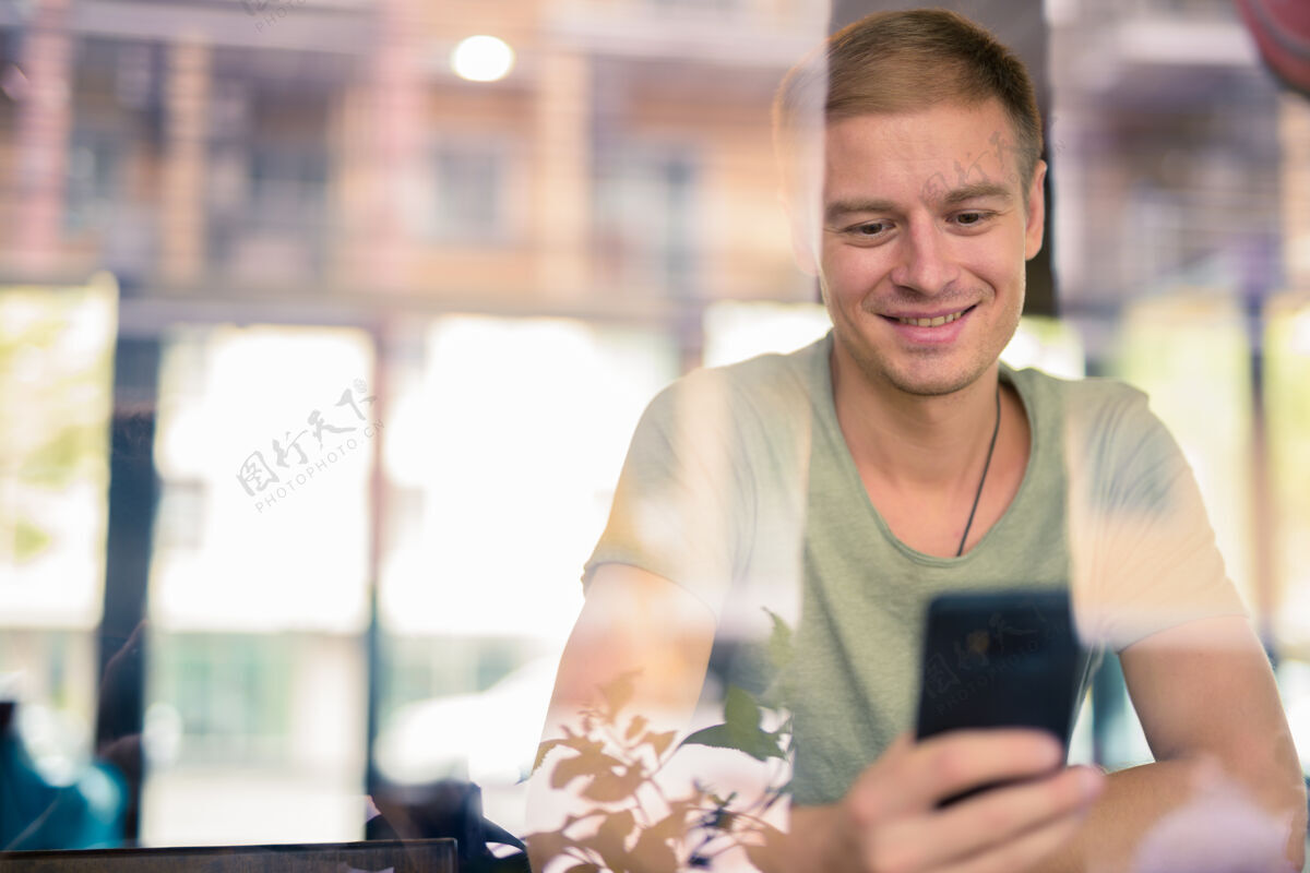 短信帅哥在咖啡店放松的写真头发吸引力军队