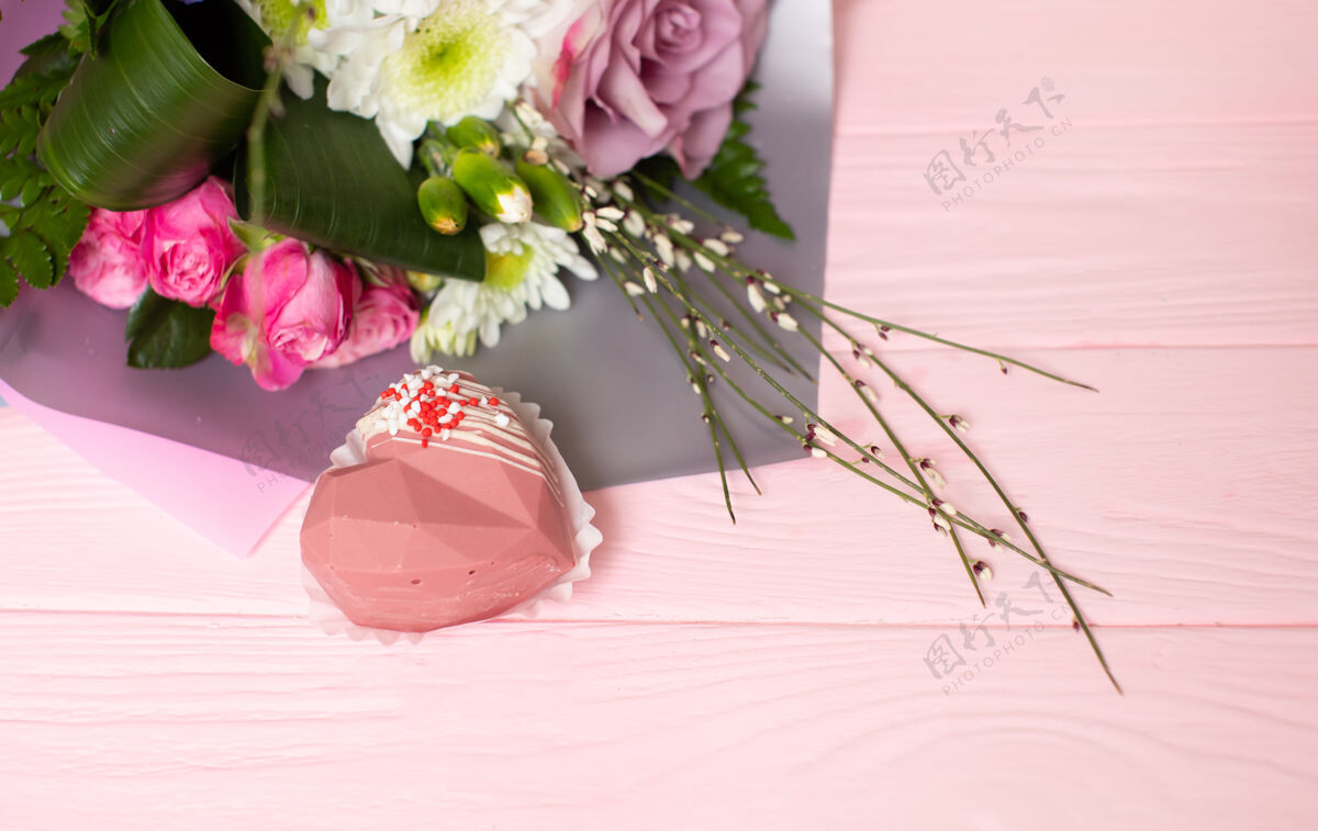 装饰一束鲜花靠在木板上彩色花生日
