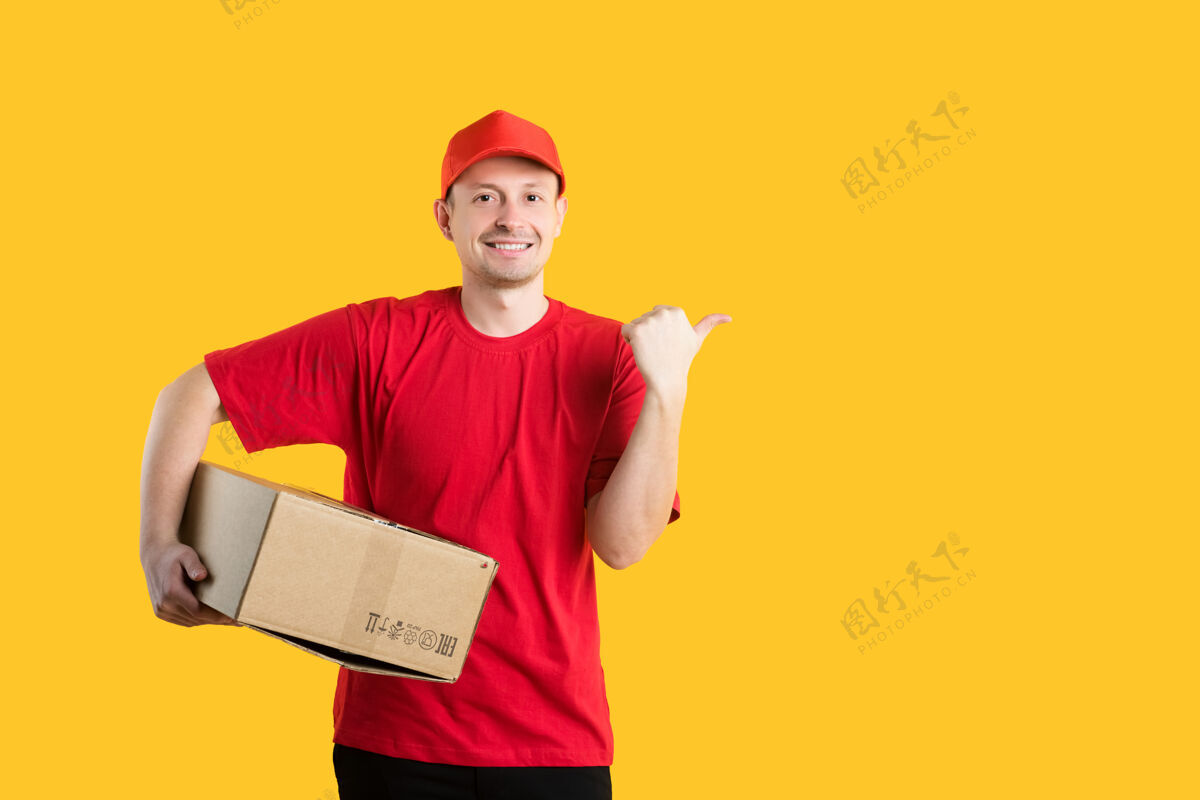 黄色一个身穿红色t恤 头戴帽子的快递员手里拿着一个纸板箱 把手指伸到黄色上面男人肖像快递