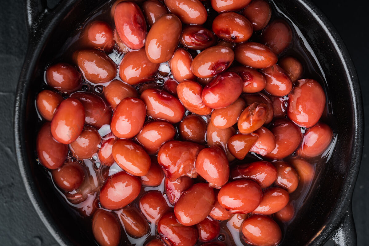 素食者阿祖基红豆 放在黑桌子上 俯视平躺顶视图罐头扁豆