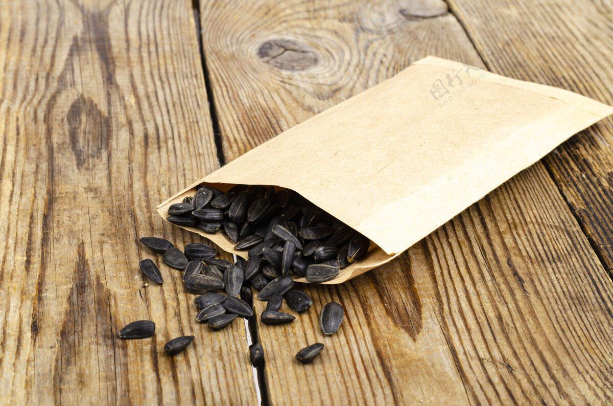 木材黑色无皮葵花籽放在木桌上的工艺袋里向日葵饮食质地