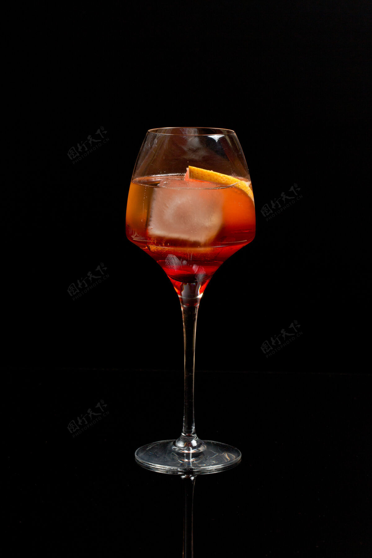 玻璃一杯黑底普罗塞科鸡尾酒水果酒精水果