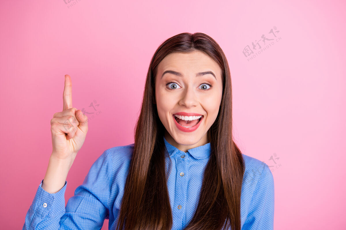 推荐一张相当兴奋的女士举起手指的照片模特手势自信